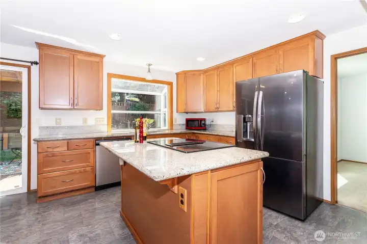 Filled with natural light, you will appreciate the quiet close cabinetry, solid granite counters, walk in pantry.