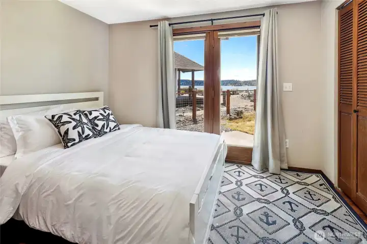 1st Bedroom (Lower)