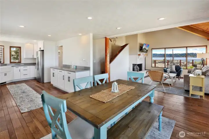 Eating space with Living room