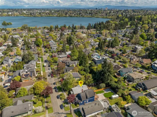 2 blocks to Green Lake