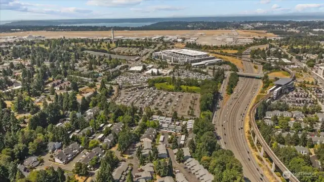 Minutes to Seatac airport, Minutes to Tukwila Int'l Blvd Link Light rail station, Minutes to I-5 and I-405 Northbound via WA-518,  +/- 15 minutes to Seattle downtown.
