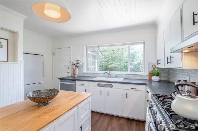 Our sellers commented that one of the things they'll miss most about this house is the morning sun in the kitchen.