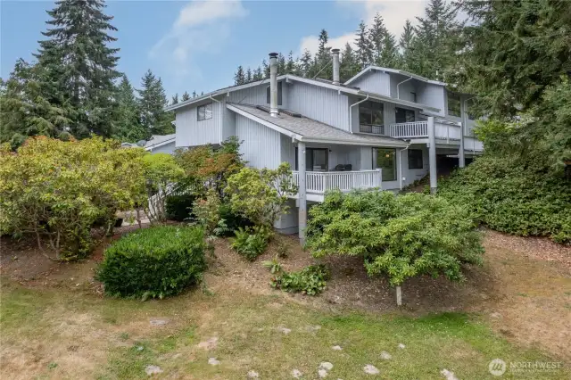 Welcome home to 100-1 Highland Greens Condos, where life is relaxing, the views are peaceful, trails and golfing are out your front door, and the community is welcoming.