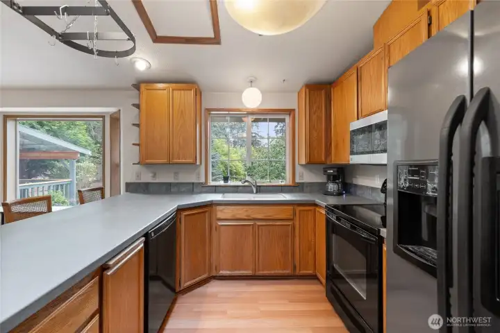 All kitchen appliances stay.