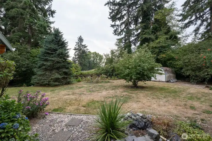 Mature landscaping with ample space to spread out.