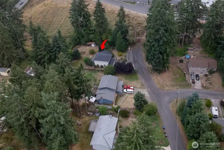 Dead end road, so no through traffic in front of this house.