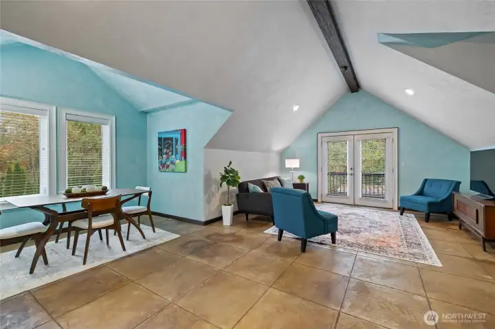 Spacious Guest Quarters ~ Let the Sun Shine In!