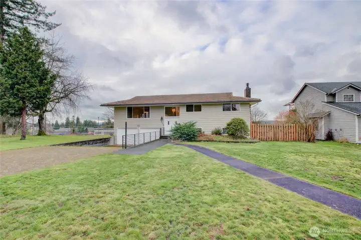 Beautiful front yard, fully fenced back yard