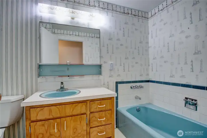 Guest bath in upstairs hallway