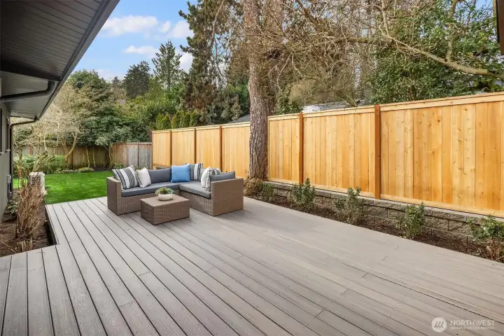 Oversized lot in the city!