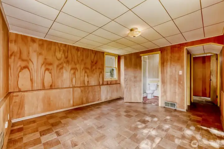 Basement Bedroom showing en suite 3/4 bath.