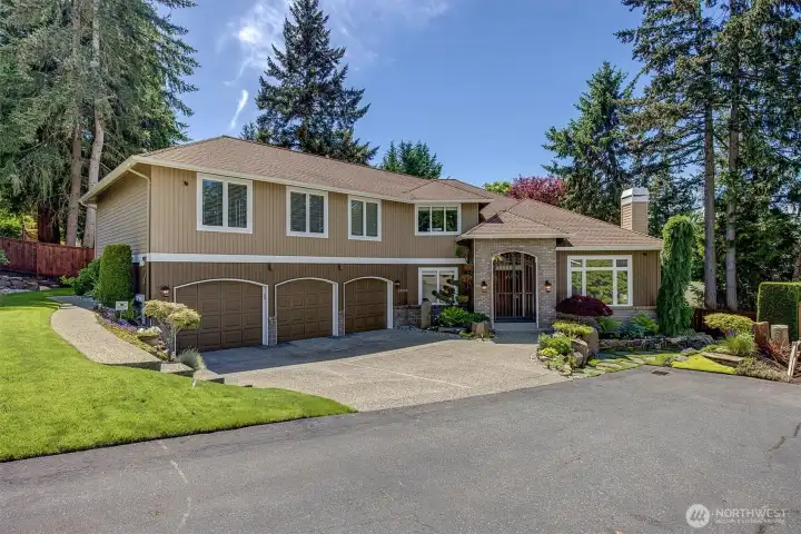 Gorgeous NW traditional home tucked down a private lane, green and serene. Gorgeous NW traditional home tucked down a private lane, green and serene.