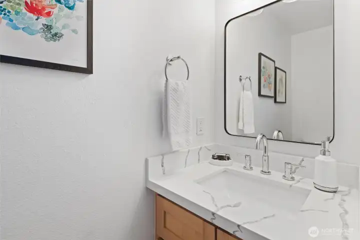 Main level 1/2 bath