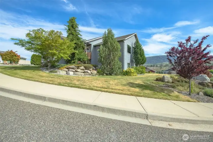 Side exterior showcasing spacious lot, extra parking, and attractive curb appeal in desirable Aspen Shores. Side exterior showcasing spacious lot, extra parking, and attractive curb appeal in desirable Aspen Shores.