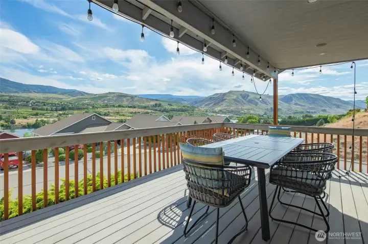 Elevated deck offering incredible Columbia River views and the perfect setting for outdoor relaxation. Elevated deck offering incredible Columbia River views and the perfect setting for outdoor relaxation.