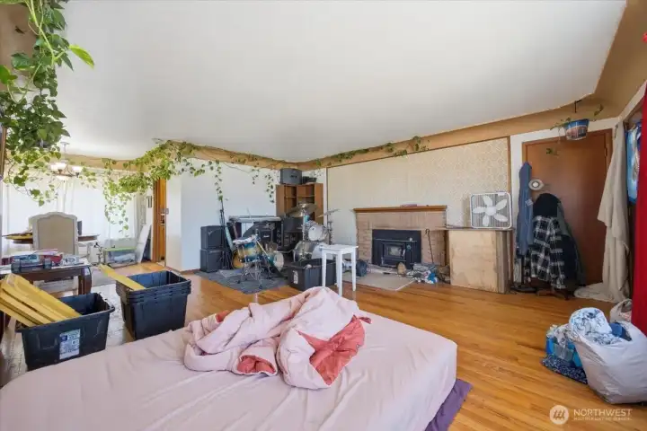 Hardwood floor and wood burning fireplace. Great bones to build upon! Hardwood floor and wood burning fireplace. Great bones to build upon!