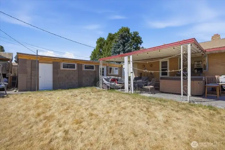 2 bay garage is shown on the left side of photo. Will need to be removed after close to comply with City code enforcement. 2 bay garage is shown on the left side of photo. Will need to be removed after close to comply with City code enforcement.