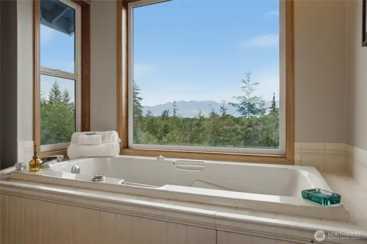 Soaking tub perfectly positioned Soaking tub perfectly positioned