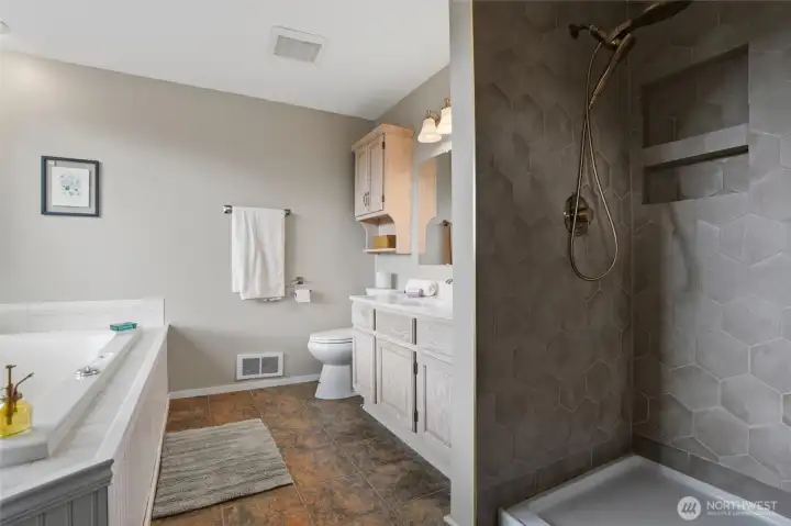 Primary en-suite bath Primary en-suite bath