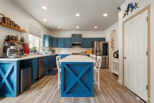 kitchen has newer gorgeous quartz countertops and upscale stainless steel appliances.