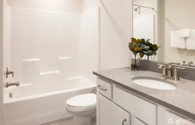 3rd flr hall full size bath