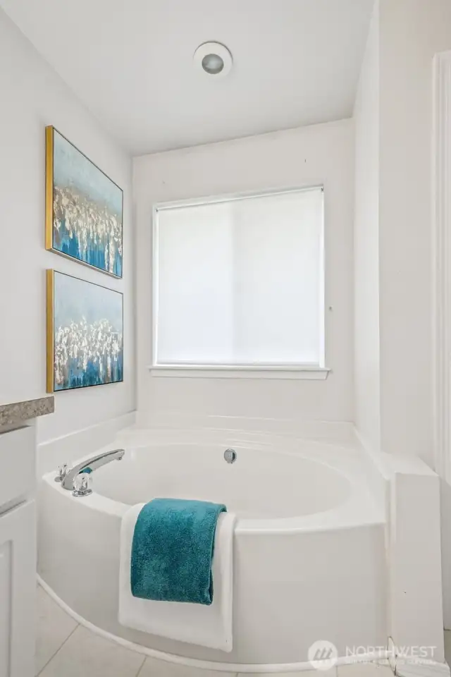 ... is 5-piece, with the soaking tub!