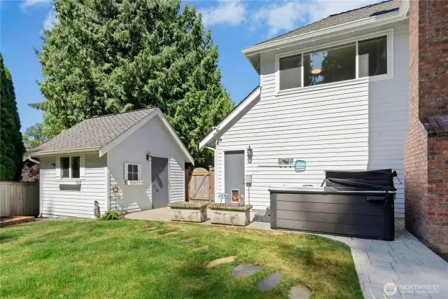 Garden shed and newer hot tub.