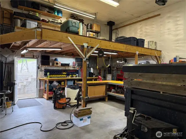 Upper storage in Shop