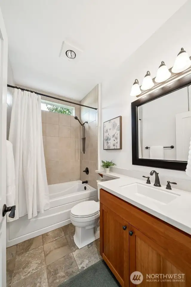 Main bath with bathtub