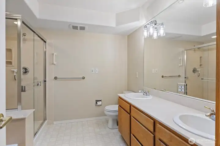 5-pc bath with jetted tub