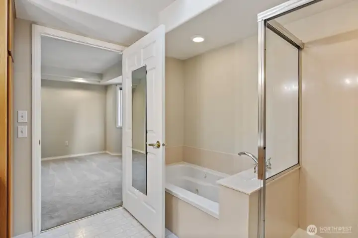 5-pc bath with jetted tub