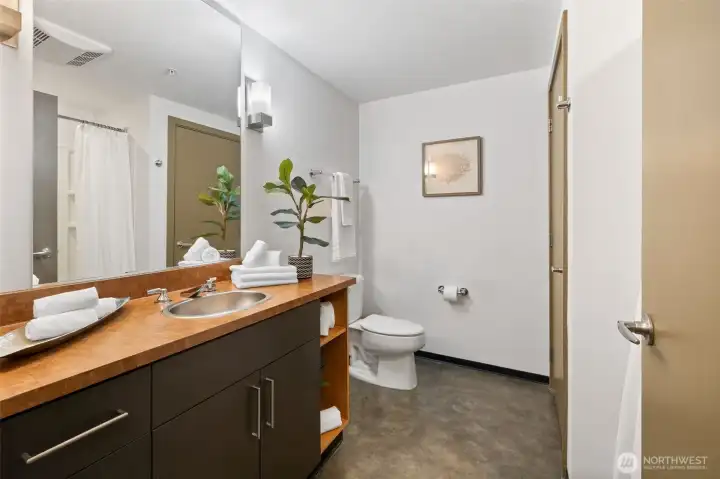 Spacious full bathoom