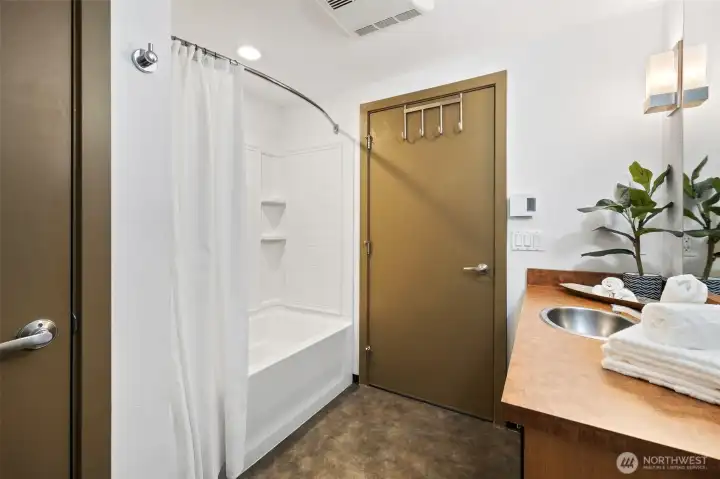 Relaxing tub w/shower