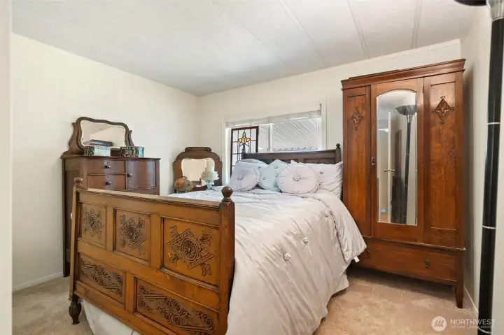 2nd Bedroom with Queens size bed.