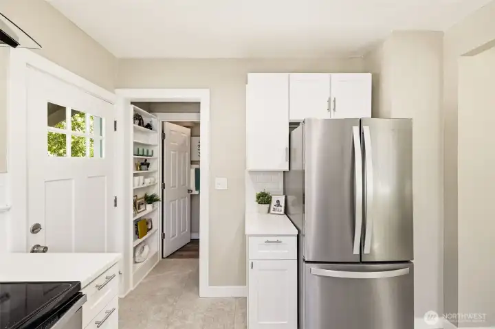Bright kitchen with good storage