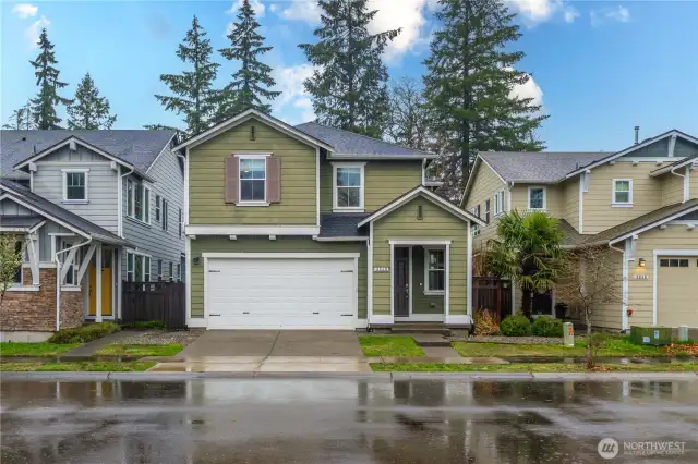 2 car garage, driveway parking and on street parking