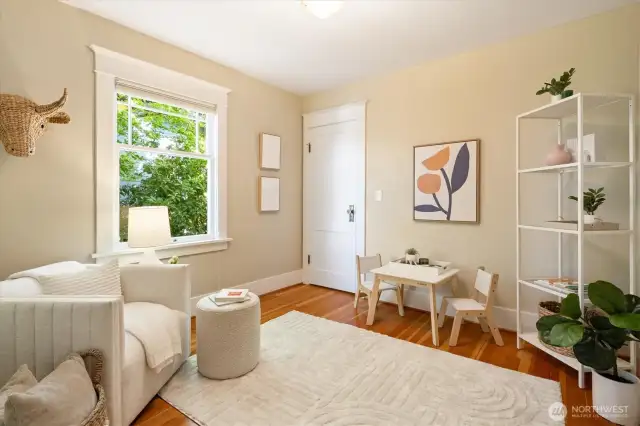 4th bedroom/flex rm on main - shares hallway with family room and powder room