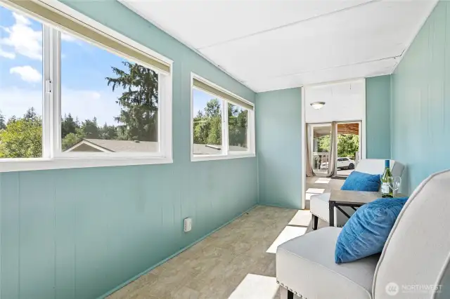 Relaxing sitting room with views of Lake Bullard