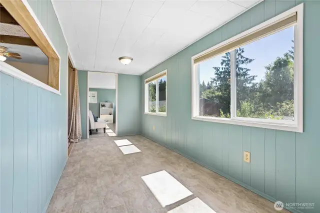 Make this another sitting room or office?