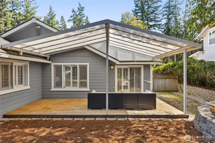 Covered patio for year-round outdoor entertaining!