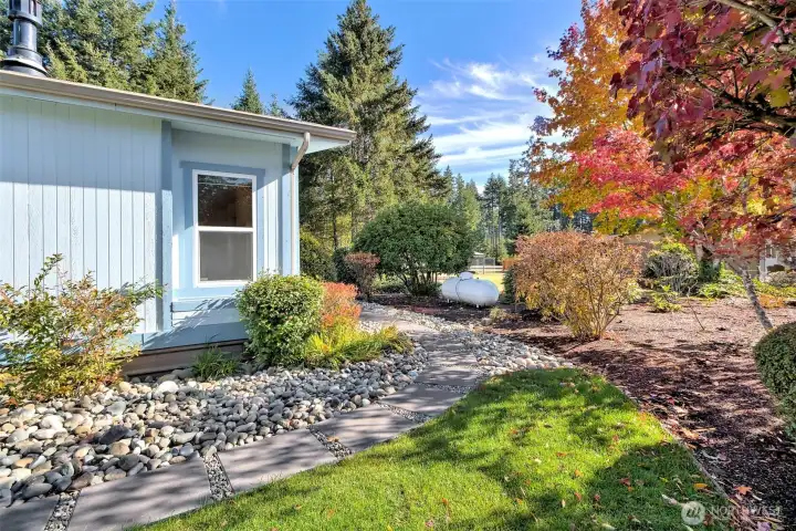 Such beautiful landscaping!