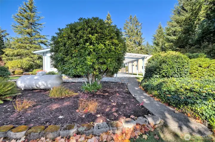 Such pretty landscaping.