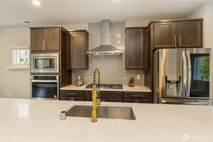 Kitchen with like-new cabinets