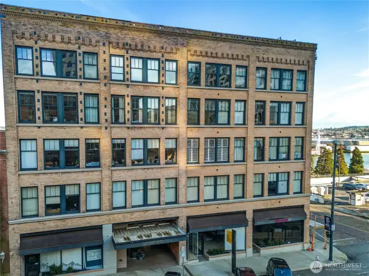 Welcome to the historic Cliff Street Lofts in the heart of downtown Tacoma. This one-bedroom condo enjoys southern exposure with stunning Mt. Rainier views on clear days. Surrounded by dining, nightlife, entertainment, and the Thea Foss Waterway, it’s an ideal home base for vibrant city living.