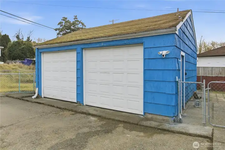 Huge 576 sq.ft. detached garage