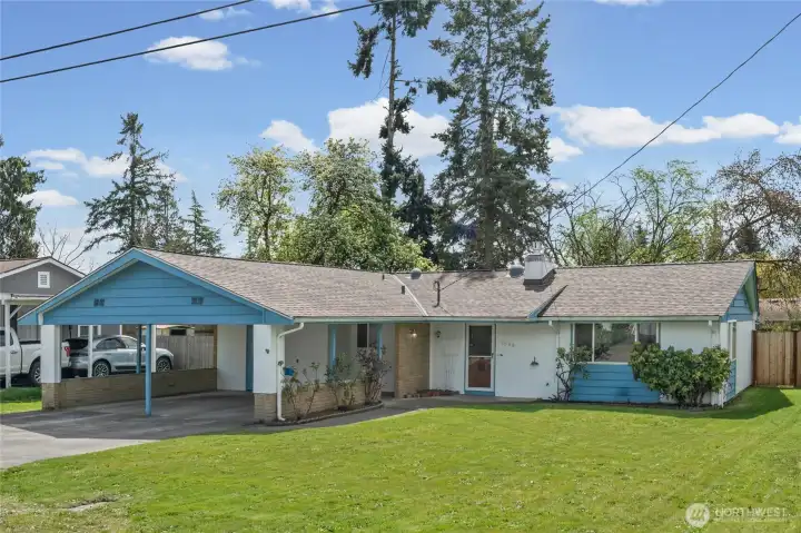 Great location offers easy access to Hwy 512 or approximately 10 minutes to the JBLM gate.