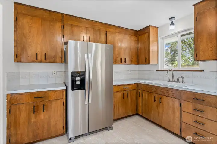 Spacious cabinets and drawers provide plenty of storage for all your kitchen needs.