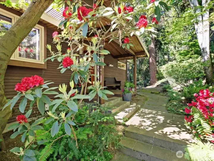 Living with lake & mountain views are lifestyle to enjoy.