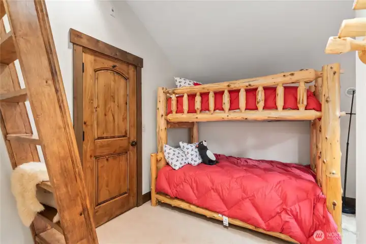 Bedroom with direct access to the loft area