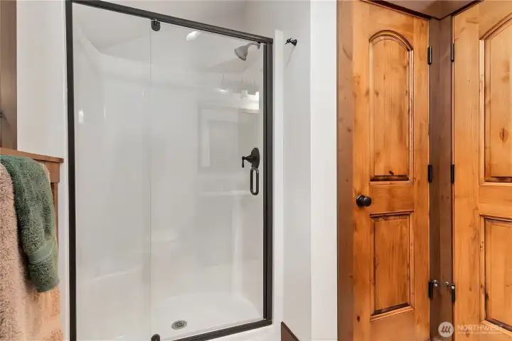 Full bathroom - Upper level